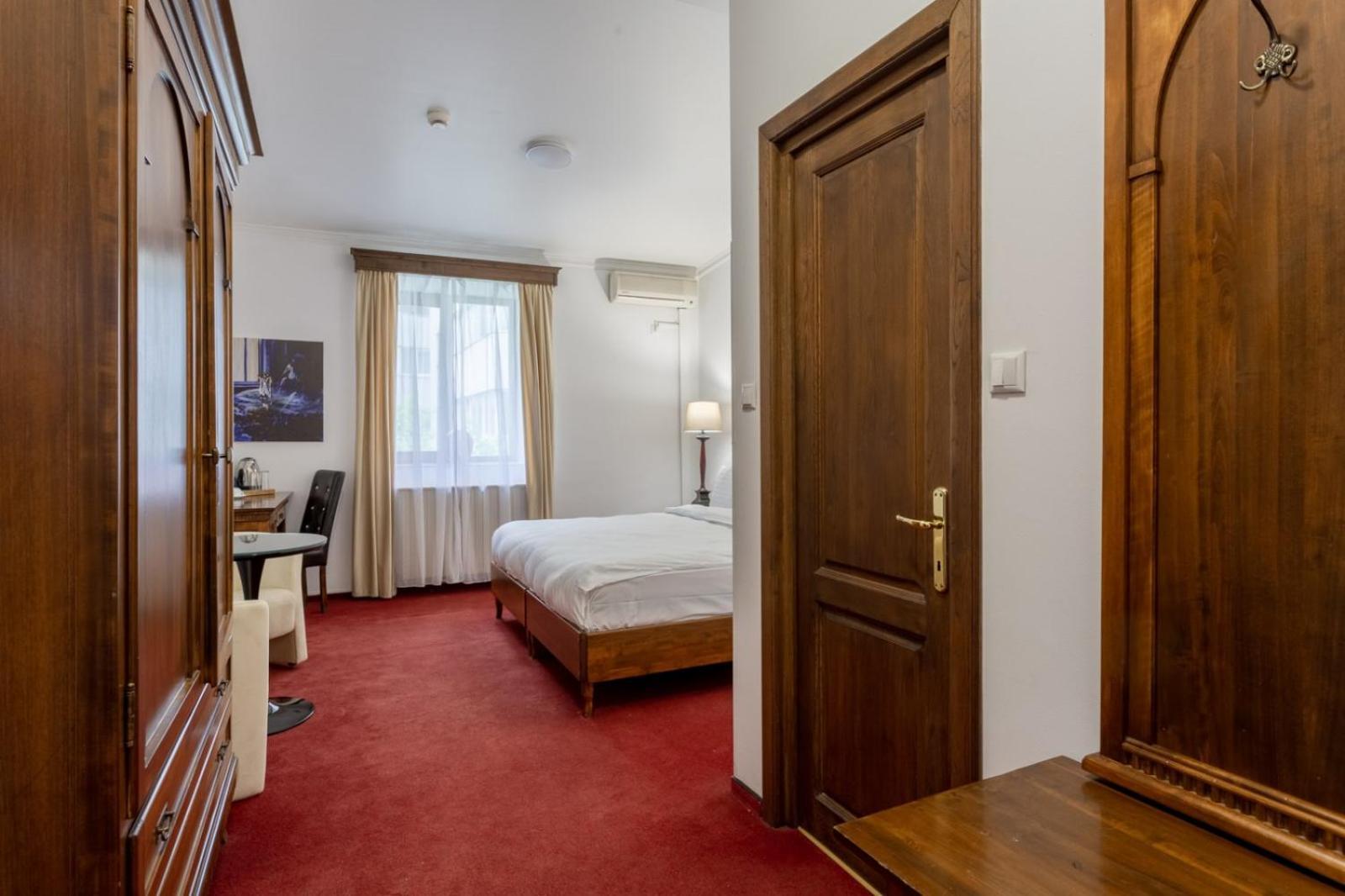 Arc De Triomphe By Citybookings Bukares Bagian luar foto